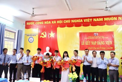 TRƯỜNG THPT SỐ 2 ĐỨC PHỔ TỔ CHỨC THÀNH CÔNG LỄ KẾT NẠP ĐẢNG VIÊN CHO 05 HỌC SINH ƯU TÚ DỊP ĐẠI LỄ 30/4 VÀ 1/5